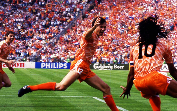 EURO 1988: Το απίθανο γκολ του Φαν Μπάστεν και ο ολλανδικός θρίαμβος στο Μόναχο (βίντεο) EURO 1988: Το απίθανο γκολ του Φαν Μπάστεν και ο ολλανδικός θρίαμβος στο Μόναχο (βίντεο)