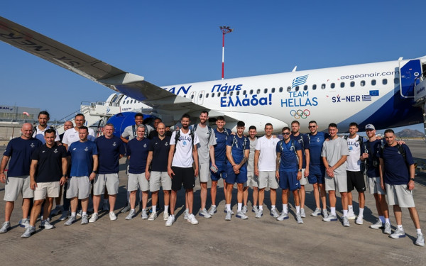 Μπάσκετ: Η Εθνική αναχώρησε με γαλανόλευκο αεροπλάνο και το σύνθημα «Πάμε Ελλάδα»