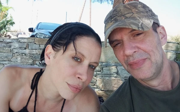 Ο Ανδρέας Κομπόσης διαψεύδει τον ξυλοδαρμό από την Φαίη Ζαφειράκου: Φαιδρά τα δημοσιεύματα, περνάμε καλά