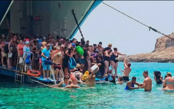 Επέστρεψε η πλωτή εξέδρα στην παραλία του Μπάλου μετά τις απίστευτες εικόνες τουριστών μέσα στη θάλασσα (βίντεο)