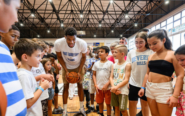 Η οικογένεια Αντετοκούνμπο στέκεται στο πλευρό οικονομικά ευάλωτων οικογενειών (φωτ.)