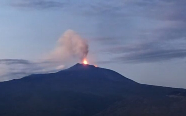 Ιταλία: Απίστευτες εικόνες από την έκρηξη της Αίτνας (βίντεο)
