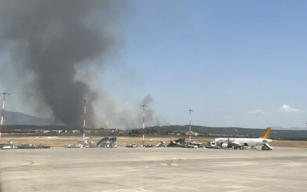 Έκλεισε προσωρινά το αεροδρόμιο Μεντερές στη Σμύρνη λόγω φωτιάς