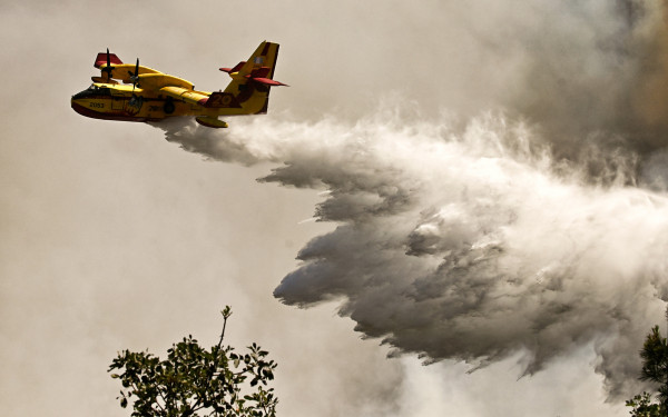 Θεσσαλονίκη: Μαίνεται η φωτιά στο Ωραιόκαστρο - Ενισχύθηκαν οι δυνάμεις της Πυροσβεστικής (βίντεο)