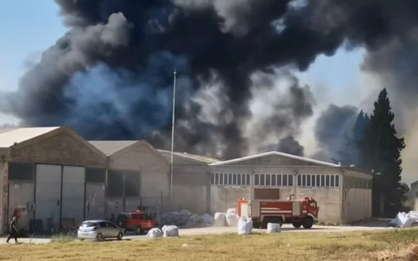Μεγάλη φωτιά μαίνεται σε εργοστάσιο στην Πάτρα - Δείτε βίντεο