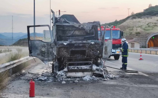 Θεσπρωτία: Φορτηγό τυλίχθηκε στις φλόγες - Κλειστή η Εγνατία οδός