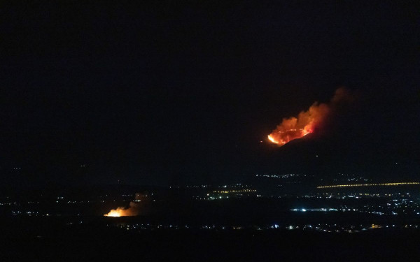 Άναψε φωτιά στο όρος Πάικο στην Πέλλα - Ολονύχτια μάχη με τις φλόγες (βίντεο, φωτ.)