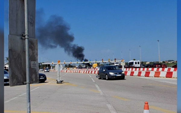 Θεσσαλονίκη: Αυτοκίνητο πήρε φωτιά στα διόδια των Μαλγάρων