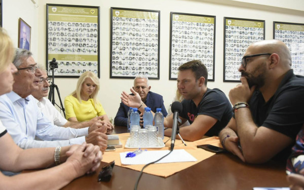 Με τις γυναίκες συγγενείς αγνοούμενων της Κύπρου συναντήθηκε ο Στ. Κασσελάκης (φωτ.)