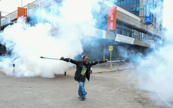 Γιγαντώνονται οι διαδηλώσεις στην Κένυα που πιέζεται από το ΔΝΤ - Τουλάχιστον ένας νεκρός διαδηλωτής