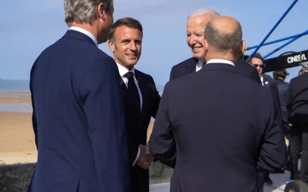 «Όλοι κάνουμε φραστικά λάθη»: Σολτς και Μακρόν στηρίζουν τον Μπάιντεν μετά τις γκάφες