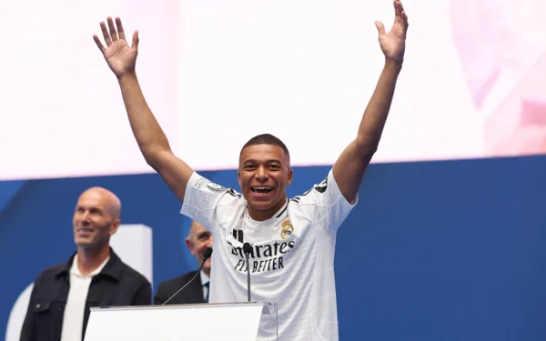 Ισπανία: Με ένα φαντασμαγορικό σόου παρουσίασε η Ρεάλ Μαδρίτης τον Μπαπέ και ο κόσμος παραληρούσε (βίντεο)