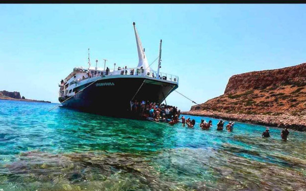 Κρήτη: Τουρίστες αποβιβάζονται μέσα στο νερό για να φτάσουν στην παραλία Μπάλος λόγω της απουσίας πλωτής εξέδρας