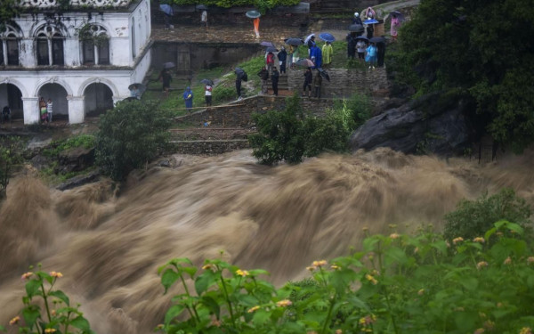 Νεπάλ: Πάνω από 60 αγνοούμενοι έπειτα από κατολίσθηση (βίντεο)