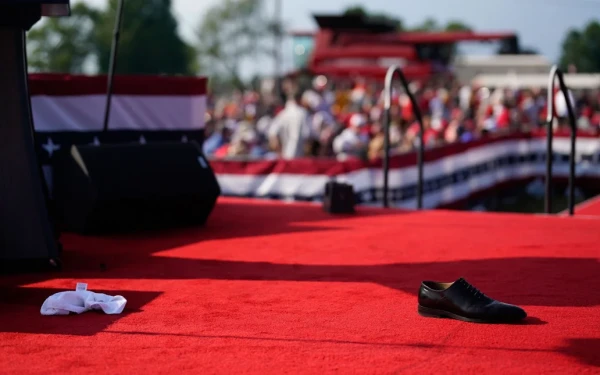 Τραμπ: Τί συνέβη με τα παπούτσια του και γιατί έφυγε με τους πράκτορες φορώντας μόνο το ένα