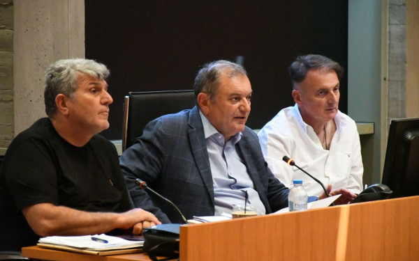 ΠΕΔ-ΚΜ: Στο «κόκκινο» η οικονομική κατάσταση των δήμων - Ορατός ο κίνδυνος να εκτροχιαστούν οι προϋπολογισμοί