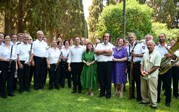 50 χρόνια από την αποκατάσταση της Δημοκρατίας: Σακελλαροπούλου και Δούκας υποδέχθηκαν εκατοντάδες πολίτες (βίντεο, φωτ.)