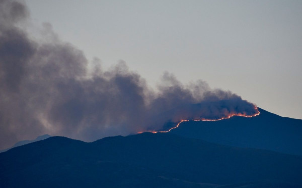 Καίει ανεξέλεγκτη η πυρκαγιά στο Φαλακρό όρος στη Δράμα (φωτ.)