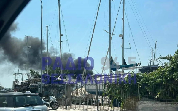 Θεσσαλονίκη: Λαμπάδιασε σταθμευμένο σκάφος στην περιοχή του ΙΚΕΑ (βίντεο, φωτ.)