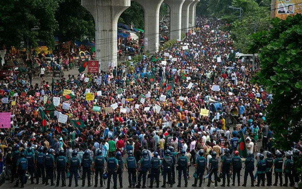 Σε μακελειό εξελίσσονται οι διαδηλώσεις στο Μπαγκλαντές - Στους 105 οι νεκροί (βίντεο)