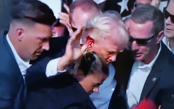 HΠΑ: Οι εικόνες του αιμόφυρτου Τραμπ κάνουν τον γύρο του κόσμου (φωτ.)