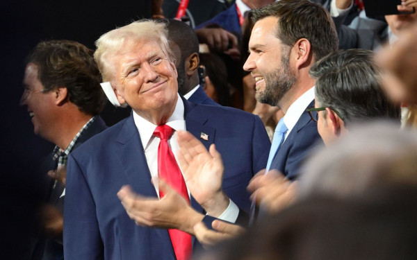 Τραμπ: Με επίδεσμο στο αυτί στην ομιλία του στο Μιλγουόκι