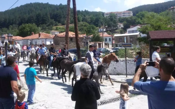 Το έθιμο του Άγιου Παντελεήμονα στην Κοζάνη: Καβαλάρηδες κατέκλυσαν τους δρόμους με τα άλογά τους
