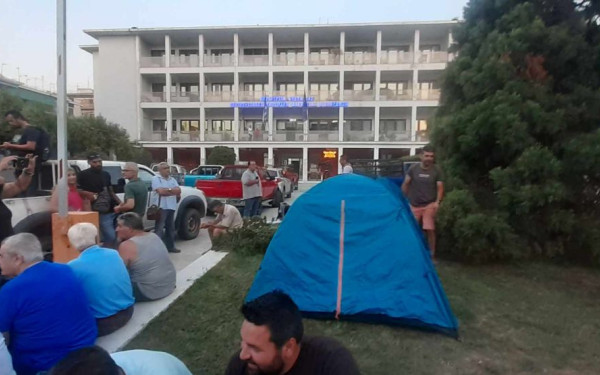 Αγρότες από το Πήλιο κατασκηνώνουν το βράδυ έξω από το κτίριο της περιφέρειας στον Βόλο (βίντεο, φωτ.)