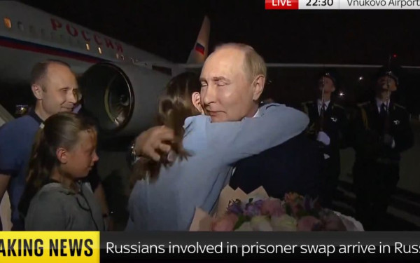 Αυτά είναι τα προφίλ των 26 κρατούμενων που αντάλλαξαν Ρωσία και Δύση (βίντεο, φωτ.)