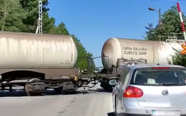 Παραλίγο τραγωδία στη Θεσσαλονίκη: Τρένο πέρασε με ανεβασμένες μπάρες - Δείτε βίντεο