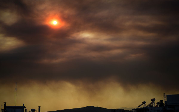 Φωτιά στην Εύβοια: Ο καπνός έφτασε μέχρι το Μυρτώο πέλαγος - Απόκοσμες εικόνες από τον αττικό ουρανό (βίντεο, φωτ.)