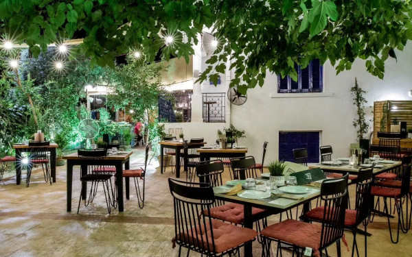 Αφιέρωμα: Best of 2024 – Αγαπημένες αυλές και όμορφοι εξωτερικοί χώροι στην πόλη, για καλοκαιρινές εξόδους γεμάτες γεύσεις και διασκέδαση (1ο μέρος)