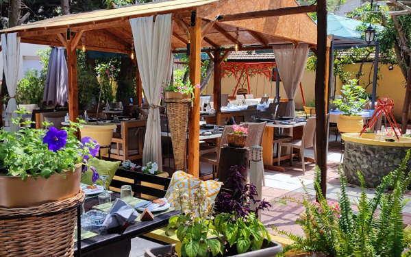 Αφιέρωμα: Best of 2024 – Αγαπημένες αυλές και όμορφοι εξωτερικοί χώροι στην πόλη, για καλοκαιρινές εξόδους γεμάτες γεύσεις και διασκέδαση (2ο μέρος)