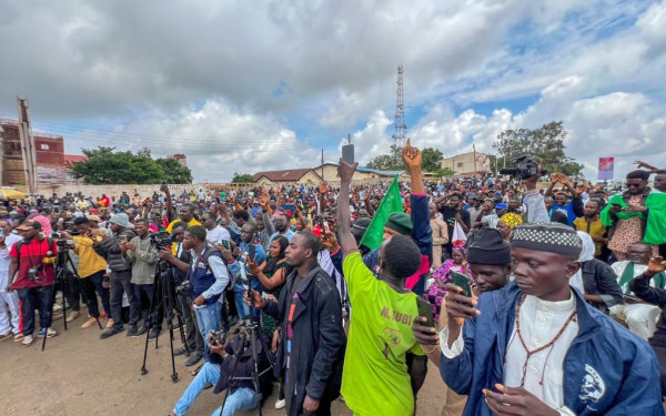 Ο πρόεδρος της Νιγηρίας εκλιπαρεί τους διαδηλωτές να σταματήσουν - «Σας άκουσα ξεκάθαρα» τούς λέει (φωτ.)