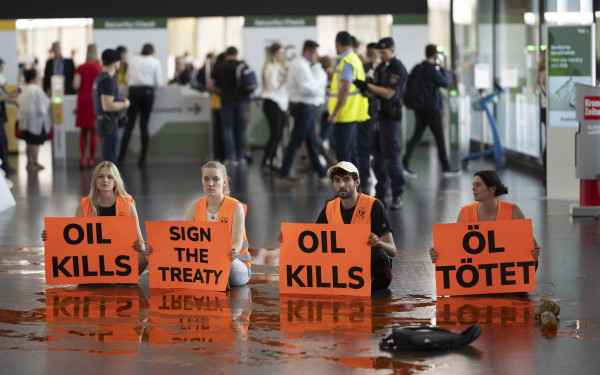Δεκάδες άνθρωποι διαδήλωσαν μέσα και έξω από αεροδρόμια της Ευρώπης για τα ορυκτά καύσιμα (βίντεο, φωτ.)