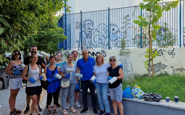 Επιχείρηση αντιγκραφίτι από τους κατοίκους της πόλης (φωτ.)