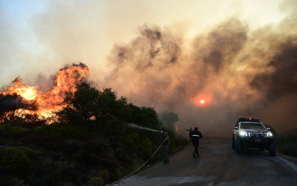 Σκληρή μάχη με τις φλόγες στην Εύβοια: Ήχησε πάλι το 112 για εκκένωση, μετά τον ολονύχτιο εφιάλτη (βίντεο, φωτ.)