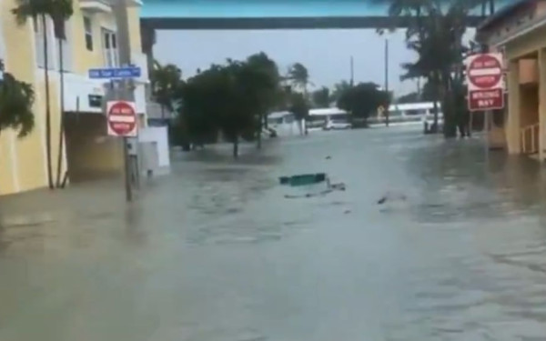 Άρχισε να σαρώνει τη Φλόριντα ο κυκλώνας Ντέμπι - Χιλιάδες σπίτια χωρίς ηλεκτρικό ρεύμα (βίντεο)