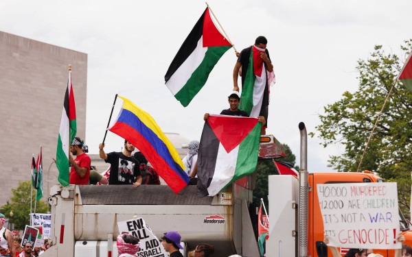 Χιλιάδες άνθρωποι φωνάζουν κατά του Ισραήλ έξω από το Καπιτώλιο των ΗΠΑ (βίντεο)