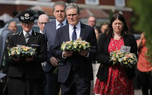 Ο Στάρμερ άφησε λουλούδια στον τόπο του φονικού με το μαχαίρι στο Σάουθπορτ (βίντεο)