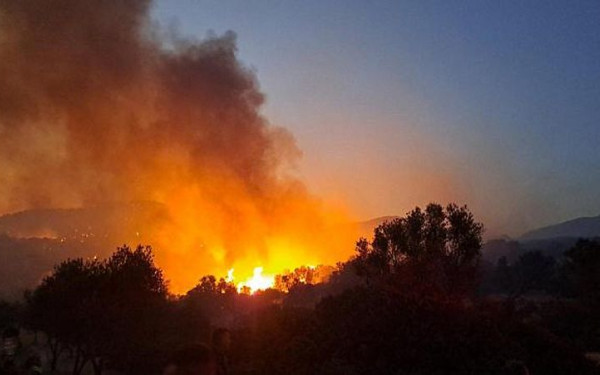 Φωτιά στο Ρέθυμνο: Τιτάνια μάχη των πυροσβεστών με τις φλόγες - Απογειώθηκαν τα εναέρια μέσα (βίντεο, φωτ.)