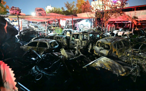 Άγιοι Ανάργυροι: Παρανάλωμα του πυρός μάντρα αυτοκινήτων - Κάηκαν τουλάχιστον 10 οχήματα (βίντεο)