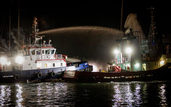 Αθήνα: Στις φλόγες τρία σκάφη στη Μαρίνα Ζέας (βίντεο, φωτ.)