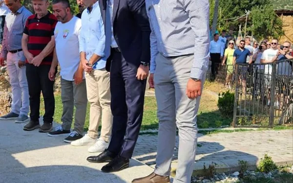 Βόρεια Μακεδονία: Πέρασε στο επόμενο επίπεδο ο Μίτσκοσκι - Σε εκδήλωση κάτω από σημαία με τον Ήλιο της Βεργίνας