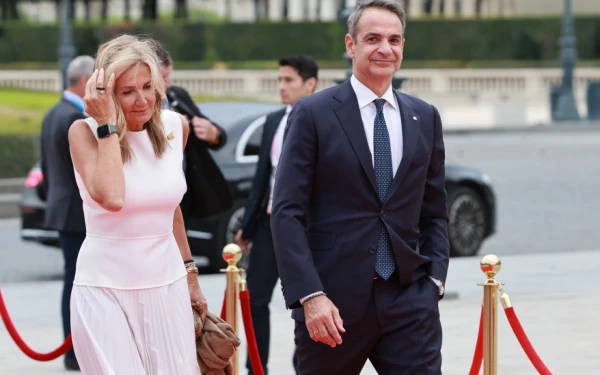 Παρίσι: Στο δείπνο του προέδρου Μακρόν, Μητσοτάκης και Μαρέβα