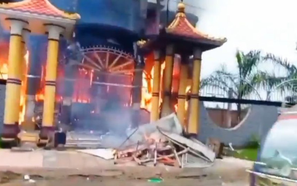 Οι ινδουιστές του Μπανγκλαντές καταγγέλλουν επιθέσεις μετά τη φυγή της Χασίνα (βίντεο)