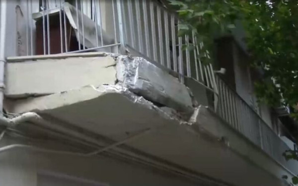 Απίστευτο συμβάν στη Θεσσαλονίκη: Φορτηγό πήρε σβάρνα… μπαλκόνι - Άφαντος ο οδηγός (βίντεο)