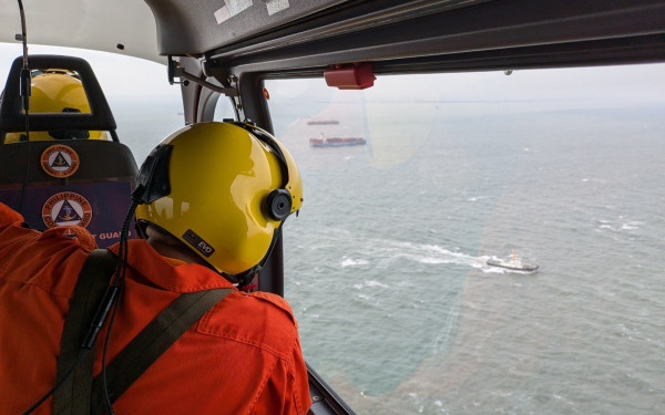 Δεξαμενόπλοιο με 1,4 εκατ. λίτρα πετρελαίου αναποδογύρισε και βυθίστηκε ανοιχτά της Μανίλας