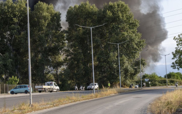 Πυρκαγιά στον Σταθμό Μεταφόρτωσης Απορριμμάτων στα Τρίκαλα - Ακούγονται εκρήξεις (βίντεο)