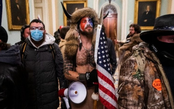 ΗΠΑ: Ο «σαμάνος» της εισβολής στο Καπιτώλιο αποκτά και πάλι το καπέλο με τα κέρατα και το ακόντιο του